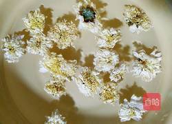 雪梨菊花茶的做法图解3