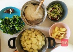 地锅鸡（因为家里没有容器所以菜和主食都放锅里了）宫子城的做法图解1