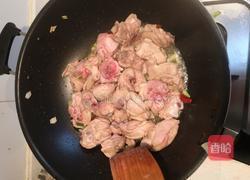 地锅鸡（因为家里没有容器所以菜和主食都放锅里了）宫子城的做法图解2