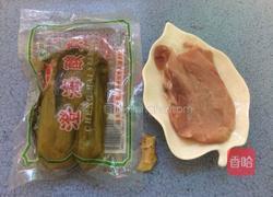 酸菜炒肉片的做法图解1