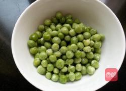 鲜豌豆牛肉粒的做法图解1
