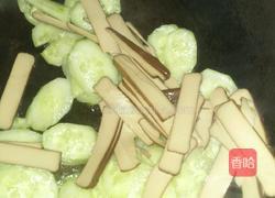 黄瓜炒鸡蛋干的做法图解3