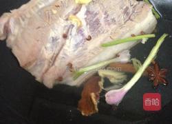 重庆咸菜扣肉的做法图解3
