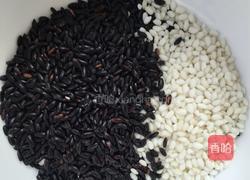 黑米粥的做法图解1