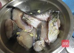 啤酒鲤鱼的做法图解1