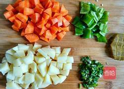 咖喱土豆胡萝卜的做法图解2