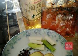 酸菜鲤鱼的做法图解1