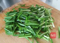 韭菜梗炒鸡蛋的做法图解1