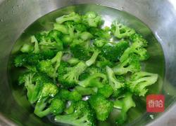 西兰花炒火腿的做法图解3