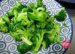 西兰花炒火腿的做法图解4