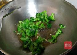 西兰花炒火腿的做法图解7