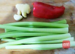 腊肉炒西芹的做法图解2