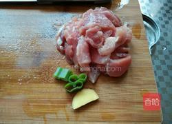 菠菜炒肉的做法图解1