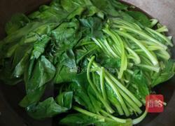 菠菜炒肉的做法图解2