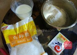 牛奶蒸米糕的做法图解1