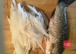 白萝卜丝鲫鱼汤的做法图解1