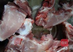 苦瓜龙骨汤的做法图解1