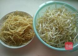 豆芽焖饼条的做法图解1