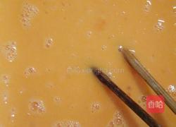 青红椒炒鸭蛋的做法图解1