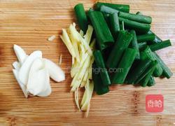 尖椒溜肥肠的做法图解1