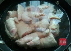 猪蹄炖土豆的做法图解1