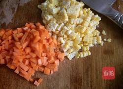 玉米胡萝卜炒肉粒的做法图解2