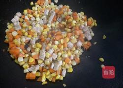 玉米胡萝卜炒肉粒的做法图解7
