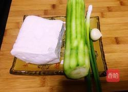 丝瓜豆腐汤的做法图解1