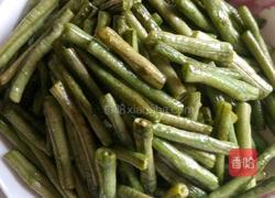 脊骨炖豆角的做法图解1