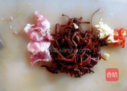 五花肉炒木耳的做法图解1
