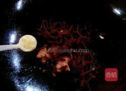 五花肉炒木耳的做法图解5