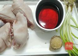 红酒烧猪蹄的做法图解1