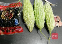 豆豉炒苦瓜的做法图解1