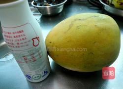 香浓芒果奶昔的做法图解1