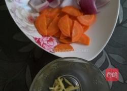 胡萝卜洋葱炒肉的做法图解2