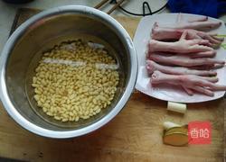 鸡爪焖黄豆的做法图解1