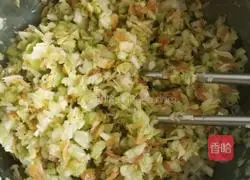 Illustration of how to make cabbage and shrimp cakes 8