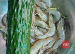 黄瓜炒虾的做法图解1