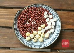 红豆莲子茯苓汤的做法图解1