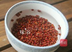 红豆莲子茯苓汤的做法图解2