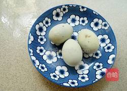 红辣椒松花蛋的做法图解1