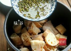 绿豆莲藕排骨汤的做法图解3