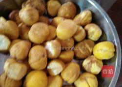 板栗煲鸡汤的做法图解1