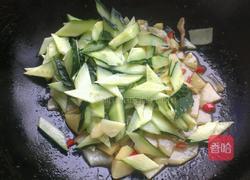 老黄瓜炒土豆片的做法图解5