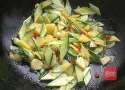 老黄瓜炒土豆片的做法图解6