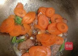 胡萝卜炒腊肉的做法图解7