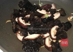 香菇木耳炒肉的做法图解8
