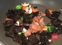 香菇木耳炒肉的做法图解10