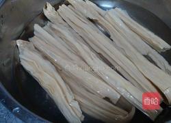 五花肉炒腐竹的做法图解1
