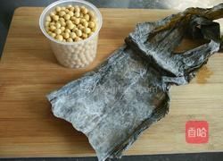 海带黄豆炖猪蹄的做法图解1